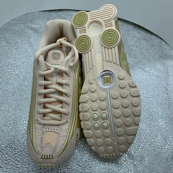 Nike Shox R4 AR3565-800 Guava Ice Mtlc Gold Shoes - Picture 7 of 7